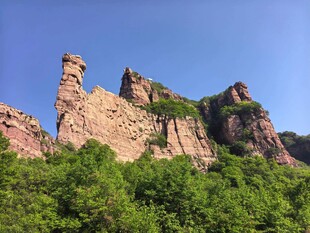 奇峰耸立绿意环绕的美景