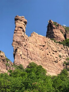 奇特红岩山峰