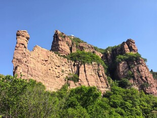 壮丽红岩山峰绿意环绕