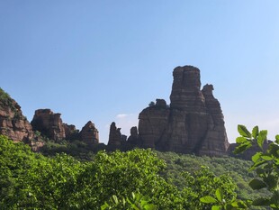 奇特山石景观绿意环绕