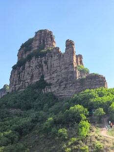 巍峨奇峻的壮观石山景观