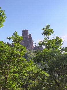 山林间的奇特岩石景观