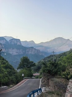 山间蜿蜒公路美景