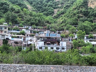 山间村落尽显宁静之美