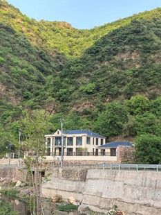 山间临水建筑风光