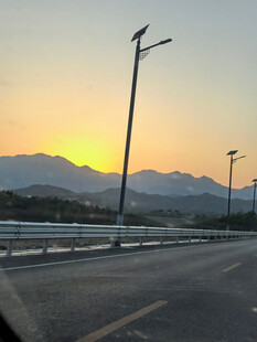 公路上的日落美景