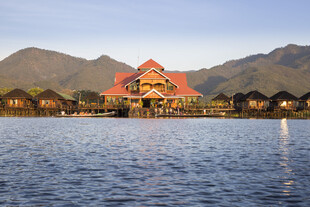 湖畔中式建筑美景