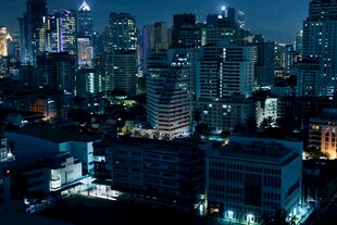 夜幕下的繁华都市景观