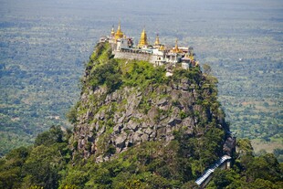 山顶古堡俯瞰葱郁美景