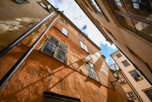 狭窄小巷中的多彩建筑