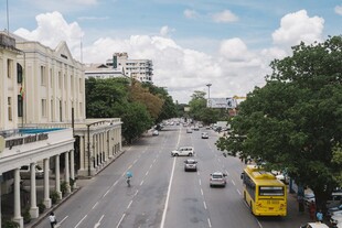 城市街道车辆与建筑景观