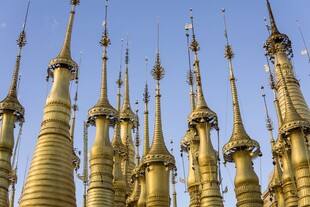 金色佛塔群尽显庄严神圣