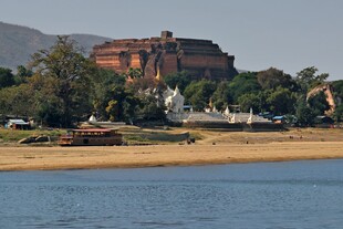 湖边古建筑风景