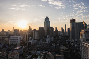 夕阳下的繁华都市天际线