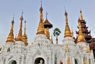 缅甸华丽金顶佛塔建筑