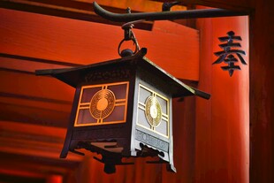 中式古风灯笼悬于红柱旁