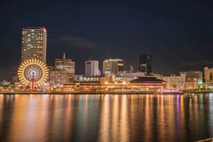 城市夜景中的摩天轮与建筑
