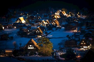 山间夜景中的温馨灯火小屋