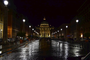 罗马夜景雨夜中的宏伟建筑