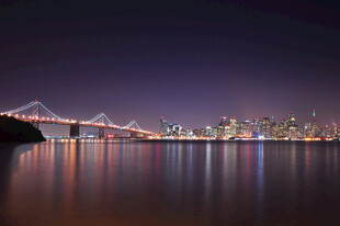 城市夜景中的璀璨桥梁