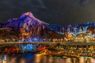 梦幻夜景中的璀璨主题乐园