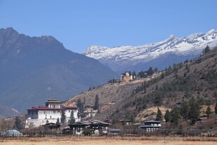 雪山下的藏式村落风光