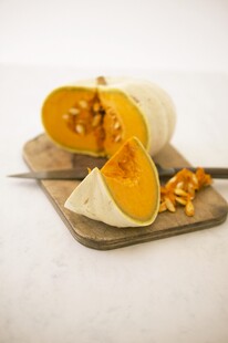 切开的南瓜及瓜子