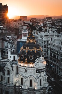 夕阳下的城市建筑景观