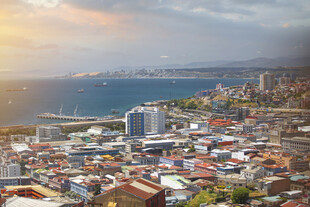 城市海滨风光全景图