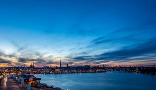城市河畔黄昏美丽景致