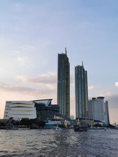 河畔高楼景观