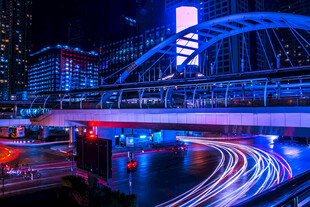 城市夜景中的绚丽车流桥梁
