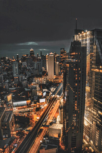 城市夜景中的繁华交通脉络