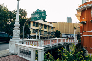 城市中式桥梁与周边景致