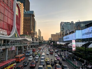 城市繁忙街道交通景象