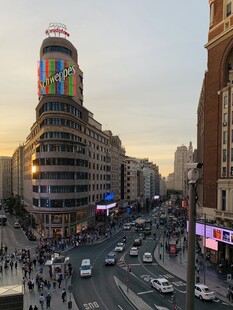 繁华都市街头景象