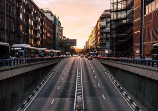 城市黄昏时分的宽阔道路