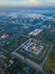 俯瞰宏伟壮观的寺庙建筑