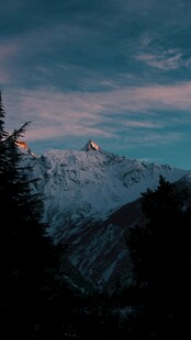 雪山暮色中的山林景观