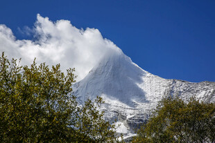 巍峨雪山与葱郁植被