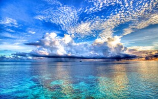 梦幻海景澄澈蓝天与碧波