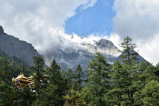 山林间的秀丽山峰景观