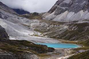 高山间的幽蓝湖泊美景