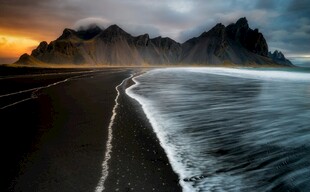 海边公路与壮丽山峦美景