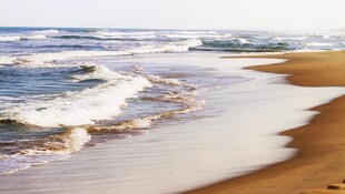 海边沙滩海浪轻拍