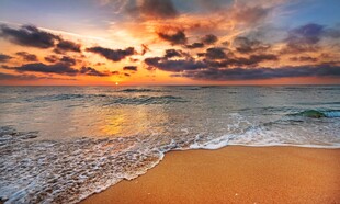 海边绝美日落沙滩景象