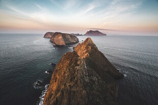 海上孤岩壮丽自然景观