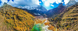 秋日山谷壮丽自然风光
