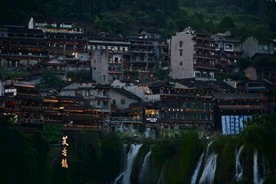 湘西芙蓉镇夜景瀑布奇观