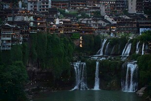 湘西凤凰古城瀑布夜景
